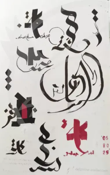 Des traits inspirés de la calligraphie arabe en noir et en rouge