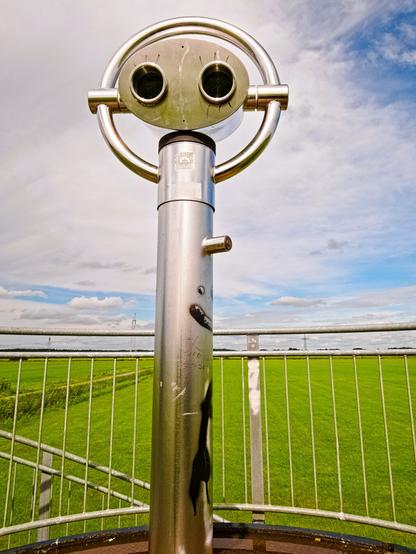 The same motif, but this time you can also see the mount on which the telescope is mounted. Behind it, fields stretch as far as the eye can see.