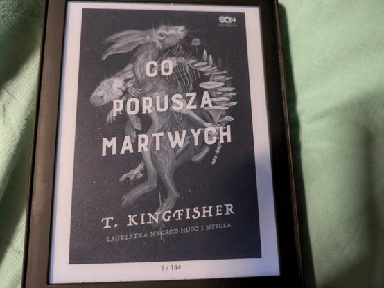 Okładka e-booka "Co porusza martwych" T. Kingfisher. E-book ma 144 strony.