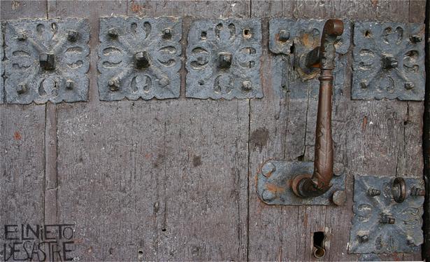 fotografia de una puerta muy antigua.