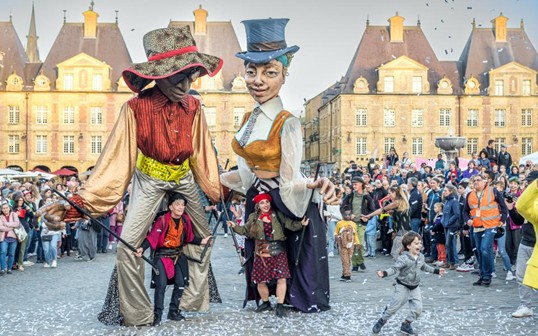 Un spectacle du off de rue du Festival Mondial des Théâtres de Marionnettes sur la Place Ducale à Charleville-Mézières