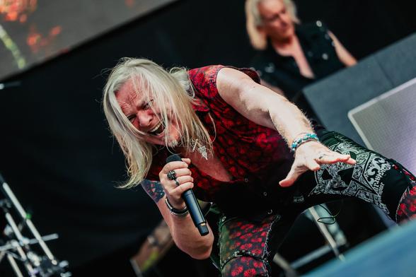 Pic: Bernie vocalist of Uriah Heep at Sun And Thunder Fest
#Reportaje: #Festival Sun & Thunder: Fuengirola (Málaga), 17 a 19 de julio de 2025 (3ª parte)
https://www.lafactoriadelritmo.com/festival-sun-thunder/17-a-19-de-julio-de-2025-3a-parte
Para consultar resto amplios #Reportajes publicados en #LaFactoríadelRitmo:
https://www.lafactoriadelritmo.com/protagonista/festival-sun-thunder #Metalsky #Thrash #RockProg #HardRock #Rock
Redactor: Collector’s Series DIY, Ferri
Observaciones: Fotos por cortesía de la organización de Marenostrum Fuengirola.