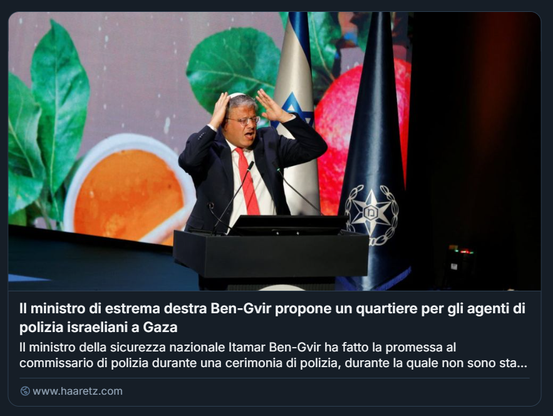 Screenshot di una cerimonia ufficiale in cui il ministro israeliano della Sicurezza nazionale Itamar Ben-Gvir, con espressione enfatica e mani sulla testa, tiene un discorso da un podio. Sullo sfondo, uno schermo mostra un fiore stilizzato e motivi astratti colorati. Accanto al podio, due bandiere, una con l’emblema della polizia israeliana. Il testo in italiano riporta la proposta di Ben-Gvir di costruire un quartiere residenziale per agenti di polizia israeliani a Gaza, suscitando polemiche per il suo contenuto politico e ideologico.

Foto: Olivier Fitoussi