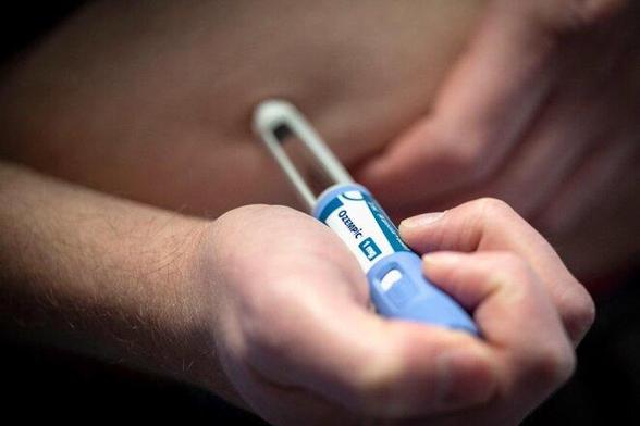 Injection d’Ozempic avec stylo injecteur à quatre aiguilles. © Photo Johan Nilsson / TT News Agency via AFP