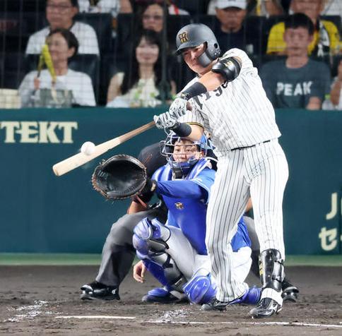 阪神対中日　2回裏阪神1死、小野寺は左越え二塁打を放つ（撮影・加藤哉）