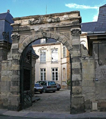 Hôtel de Chavagnac à #Moulins (#Allier) Hôtel particulier du XVIIe siècle, modifié au 18e et complètement rhabillé sous le Second Empire. La composition d'ensemble a été respectée : portail sur la rue, pavillon...
Suite 👉 https://monumentum.fr/monument-historique/pa00093200/moulins-hotel-de-chavagnac
#Patrimoine #MonumentHistorique
Photo CC-BY-SA 4.0 : Silex