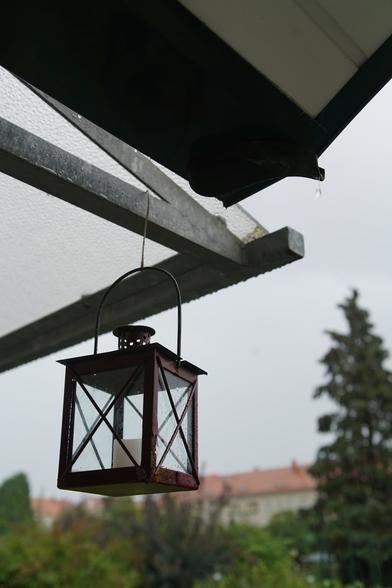 Laterne und tropfendes Vordach im Regen