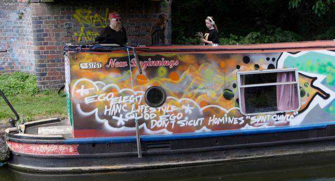 Navicula nomine New Beginnings cum graffito Latíno: “Ego élégí hanc lifestyle quod ego don’t sicut hominés sunt cunts.”