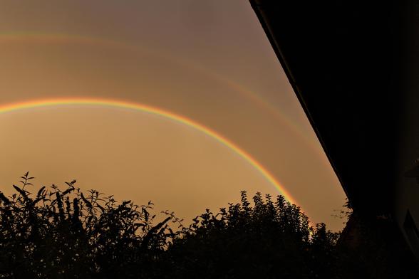 Rechter Teil eines sehr hellen Regenbogens. Primär- und Sekundärbogen sind gut zu sehen.