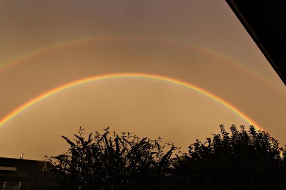 Mittlerer Teil eines sehr hellen Regenbogens. Primär- und Sekundärbogen sind gut zu sehen.
