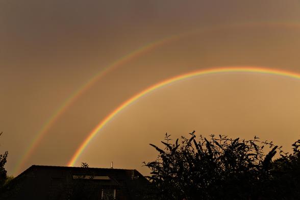 Linker Teil eines sehr hellen Regenbogens. Primär- und Sekundärbogen sind gut zu sehen.