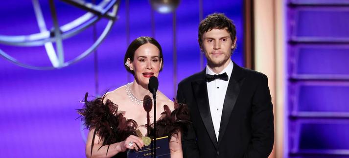 Sarah Paulson y Evan Peters en los Emmy 2025 presentando un premio. / Sonja Flemming/CBS via Getty / CBS Photo Archive