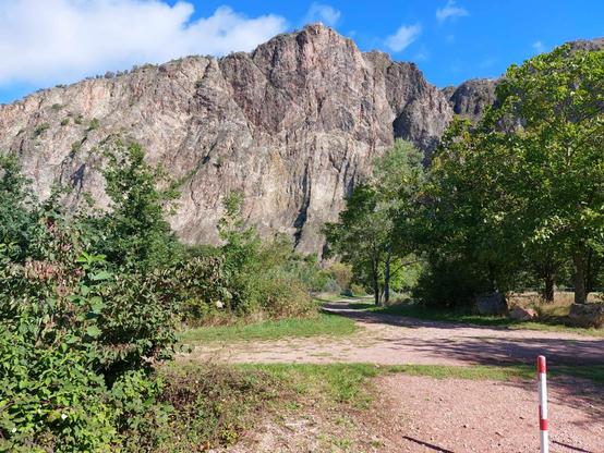 Blick vom rechten Naheufer auf die nackte Felswand am gegenüberliegenden Ufer, die dort ca. 100 m hoch empor ragt.