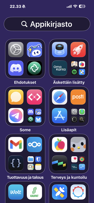 Screenshot iOS 16:sta. Sovelluskansioita aihealueittain. Korkeakontrastinen.