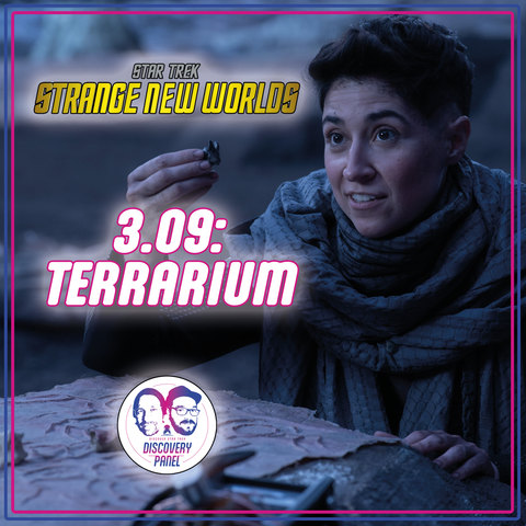 Melissa Navia als Erica Ortegas sitzt in einer kargen Mondlandschaft und hält eine kleine, dunkle Spielfigur hoch; rechts im Bild, lächelnd, in Schal und Outdoor-Gear – Licht kühl, Abendstimmung.