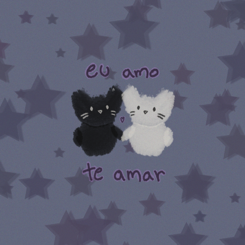 Uma arte de dois gatinhos, um preto e um branco, respectivamente, dando as mãos. A cima deles está escrito "eu amo" e abaixo deles está escrito "te amar". No meio deles há um pequeno coração. O fundo é um tom neutro de lilás com estrelas azuis e roxas de tons acinzentados.