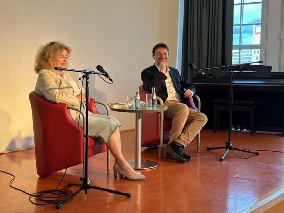 Jüdisch-christliches Dialoggespräch mit Barbara Traub (links) und Michael Blume (mittig) in Chemnitz.