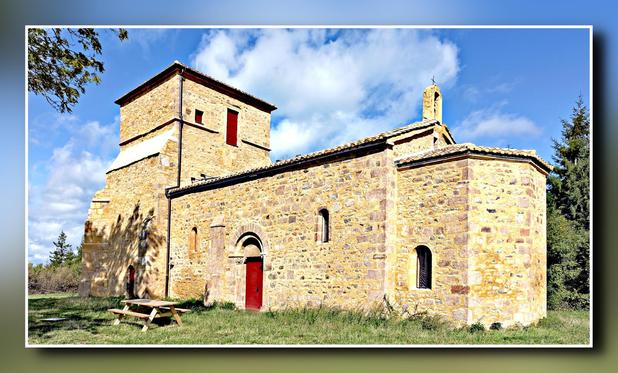 La vieille chapelle Saint Bonnet, à 690 m d'altitude domine les vignes du Beaujolais et la vallée de la Saône