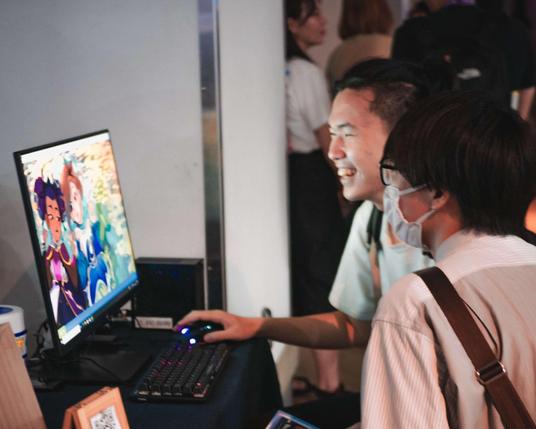 Two people smiling while playing the game Terranova. The atmosphere feels lively and upbeat.