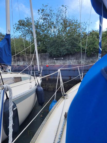 Segelschiff vor Kaimauer