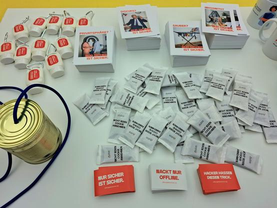 Merch-Stand mit Sonnencreme, Stickern, Postkarten und Cookies.