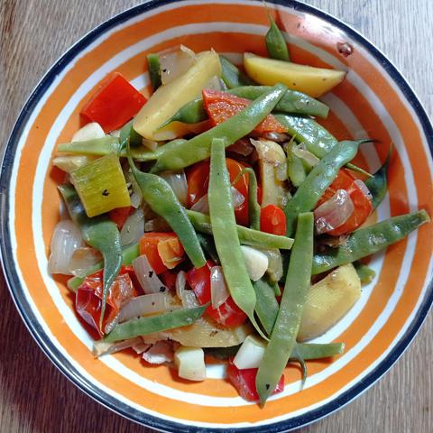Assiette de légumes mélangés multicolores.