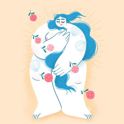 Illustration de l'illustratrice et graphiste Kiwii Pastek (Camille Lagoarde), réalisée en aplats de couleur. Sur un fond uni de couleur beige-orangé, on peut voir au centre une personne grosse, à la peau très blanche, qui se tient debout. Elle a les yeux fermés, un léger sourire, une attitude sereine. Avec ses bras et ses très longs cheveux bleus ondulés, elle cache certaines parties intimes de son corps. Son corps est entouré de traits fins un peu plus foncés que le fond qui forment des rayons, comme si elle était un soleil. Autour d'elle, et devant elle, flottent 6 fleurs roses.
