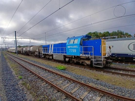 Locomotive diesel 7799 d'Infrabel en tête du train désherbeur en gare d'Arlon. En arrière plan, la 1701 toujours garée.