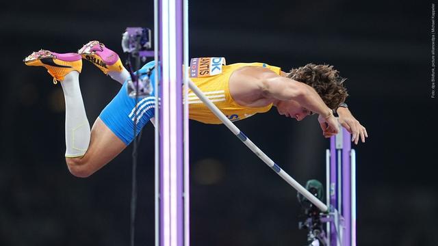 Der Schwede Armand Duplantis führt einen Stabhochsprung aus. (Foto: dpa Bildfunk, picture alliance/dpa | Michael Kappeler)