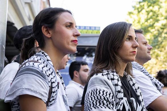 Irene Montero, izquierda, con Ione Belarra este domingo en las protestas propalestinas durante la última etapa de La Vuelta. (Aldara Zarraoa/Getty Images)