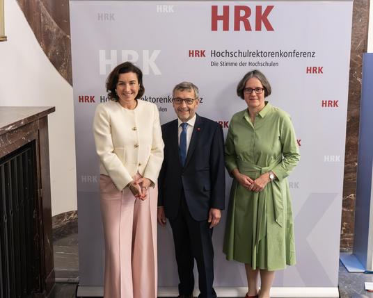 Bundesministerin Dorothee Bär neben Prof. Rosenthal und Frau Präsidentin Prof. von Blumenthal.