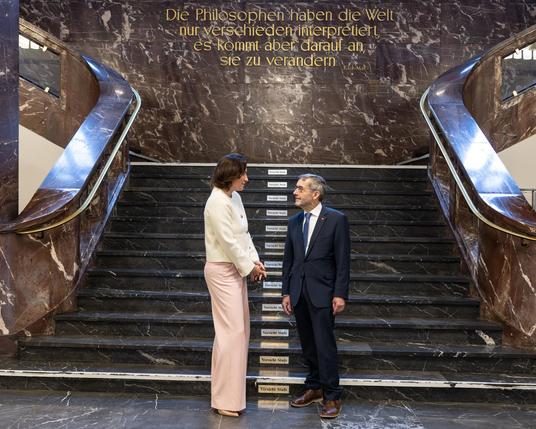 Bundesministerin Dorothee Bär und Prof. Rosenthal im Gespräch vor einer Treppe in der HU.