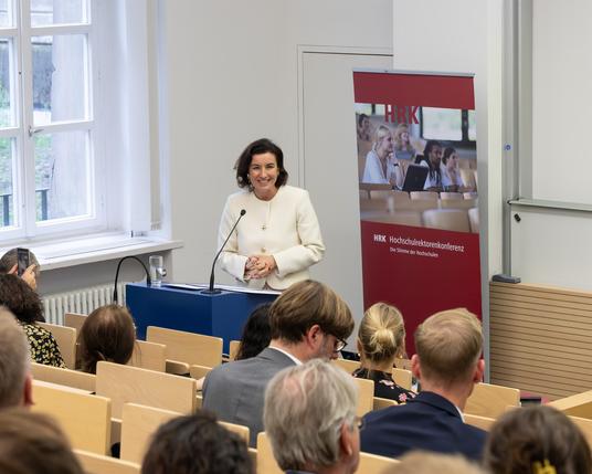 Dorothee Bär spricht vor Publikum in einem HU-Hörsaal.