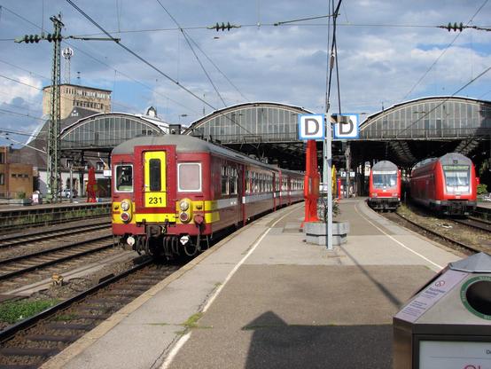 Automotrice 231 assurant un train IR Aachen-Hbf - Liège-Guillemins quitte la gare frontalière allemande. - Septembre 2005