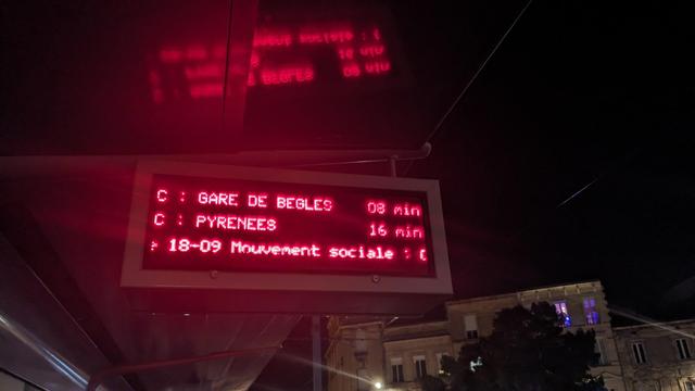 Panneau lumineux du tram à Bordeaux annonçant la manif du 18/09
