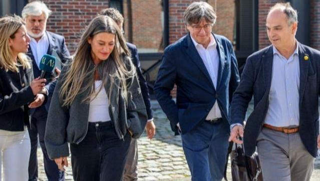 Carles Puigdemont, acompanyat per la portaveu de Junts al Congrés, Míriam Nogueras, i el secretari general del partit, Jordi Turull, en una jornada de treball a Waterloo (EFE/Olatz Castrillo)