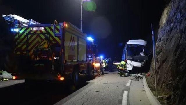 L'autocar accidentat a Portè, a l'Alta Cerdanya, en el punt del sinistre (3CatInfo)