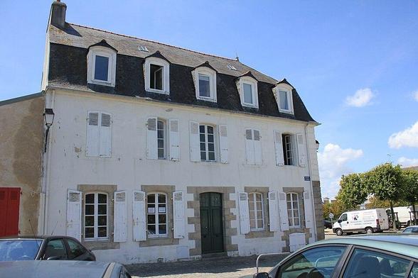 Maison à #PortLouis (#Morbihan) Hôtel construit en 1768 par Jean de Kerdrain, armateur. L'édifice comprend un rez-de-chaussée et un étage, couronné par un grand comble à la Mansard dans lequel sont percées des ...
Suite 👉 https://monumentum.fr/monument-historique/pa00091588/port-louis-maison
#Patrimoine #MonumentHistorique
Photo CC-BY-SA 4.0 : user:XIIIfromTOKYO