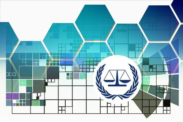 Op een achtergrond van zeshoeken waar verschillende lijnen doorlopen zie je een cirkel met daarin een weegschaal met een lauwerkrans eromheen. Deze afbeelding wordt gebruikt om wetgeving en regels te symboliseren. De afbeelding is gemaakt door Gerd Altmann/geralt op Pixabay