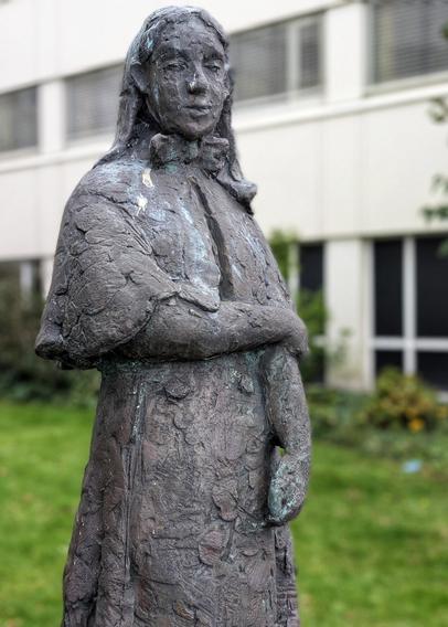 DE DIAKONES

aangeboden door Vereniging Vrienden van Bronovo

vervaardigd door Hans Bayens (Amsterdam)

onthuld op 4 februari 1998