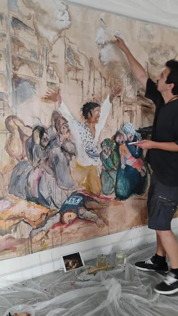Un miembro de la Asociación de Profesores de Dibujo de Madrid (APD) pintando el mural (Asociación de Profesores de Dibujo de Madrid)