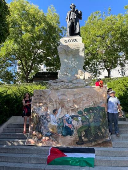 La APD exponiendo el mural frente a la estatua de Goya en el paseo del Prado (Asociación de Profesores de Dibujo de Madird (APD))