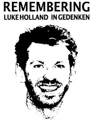 Die Grafik zeigt ein Porträt von Luke Holland über das der Text: "Remembering Luke Holland in Gedenken" steht.