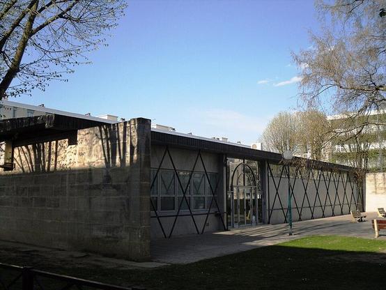 Synagogue à #Massy (#Essonne) Les architectes Pierre Sonrel et Jean Duthilleul, chargés de l'aménagement du grand ensemble de Massy, se voient confier en 1963, par les Chantiers du consistoire, la construction ...
Suite 👉 https://monumentum.fr/architecture-contemporaine-remarquable/acr0000657/massy-synagogue
#Patrimoine #ArchitectureContemporaine
Photo CC-BY-SA 4.0 : Cyrilb1881