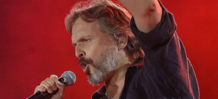 Miguel Bosé fue número uno de LOS40 en 1990 con 'Los chicos no lloran'.