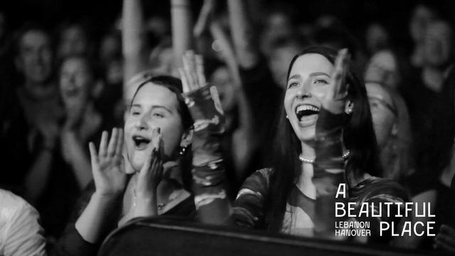 Zwartwit foto van twee enthousiaste jonge vrouwen in het publiek bij een concert van Lebanon Hanover met witte tekst: A Beautiful Place, Lebanon Hanover. De film wordt vertoond op het Music Film Festival.