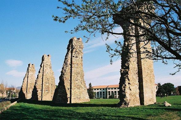 Aqueduc antique (restes de l') à #Fréjus (#Var) Construction IIe siècle. Aqueduc antique (restes de l') : classement par arrêté du 12 juillet 1886.
Suite 👉 https://monumentum.fr/monument-historique/pa00081604/frejus-aqueduc-antique-restes-de-l
#Patrimoine #MonumentHistorique
Photo CC-BY-SA 4.0 : Auteur inconnu