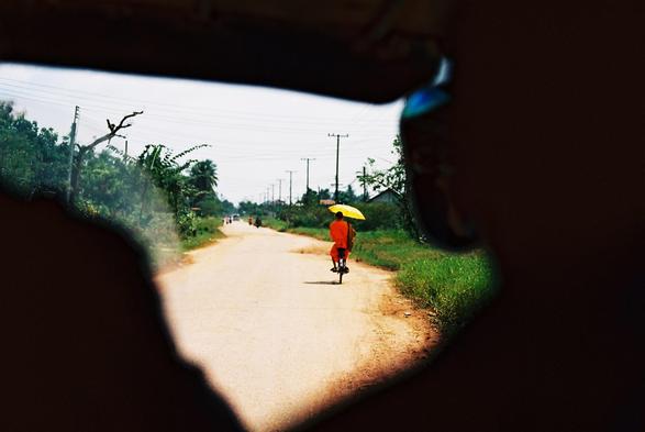 Moines faisant du vélo au Laos
