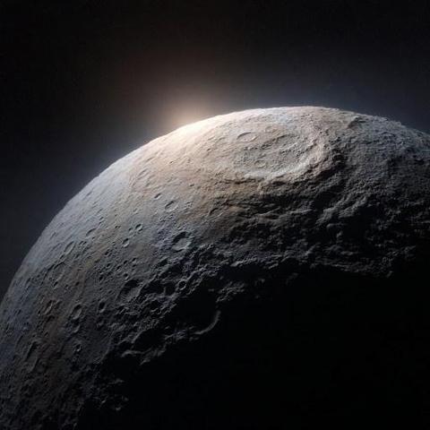 Il pianeta nano tra Marte e Giove nascondeva un segreto: oceani caldi alimentati da un cuore radioattivo che per 500 milioni di anni hanno creato le condizioni perfette per la vita microbica. La NASA ha appena svelato che Cerere, 2,5 miliardi di anni fa, era un buffet chimico per microrganismi. Sorgenti idrotermali, gas energetici e temperature ideali in un mondo che oggi appare morto e silenzioso. Una scoperta che cambia la nostra comprensione dell'abitabilità nel sistema solare.