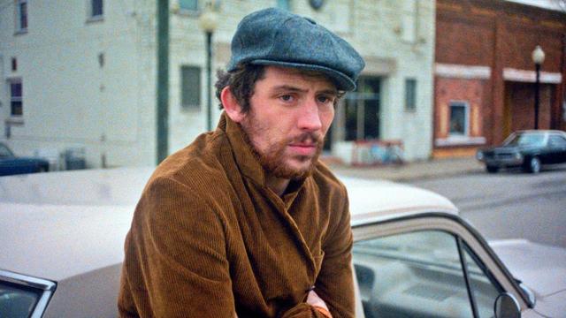 Mubi e Imagem Filmes divulgam trailer de 'The Mastermind': escrito e dirigido por Kelly Reichardt, longa é estrelado por Josh O'Connor e Alana Haim. Elenco inclui ainda John Magaro, Gaby Hoffmann, Hope Davis e Bill Camp